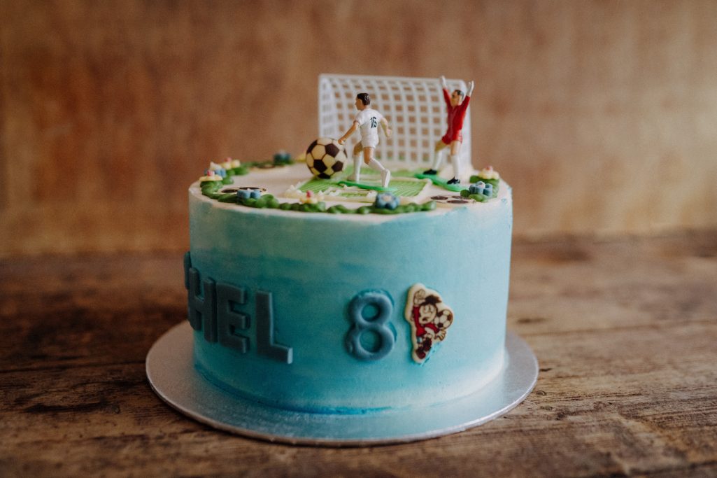 Torte mit Fußballmotiven, Tor, Spieler und dem Namen "Kevin 8".
