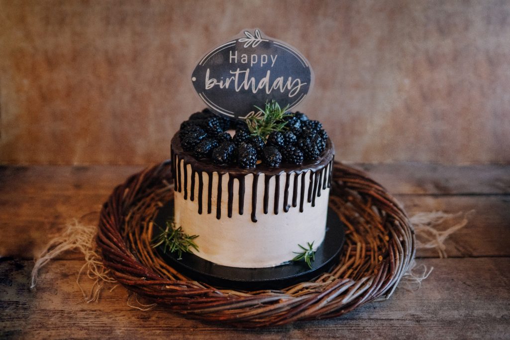 Cremetorte mit Brombeeren und Schokodrip