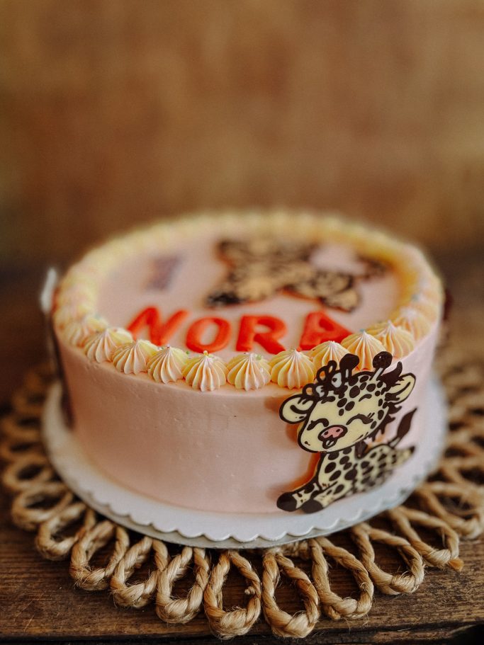 Geburtstagskuchen mit dem Namen "Nora" und einem leopardenförmigen Dekor.