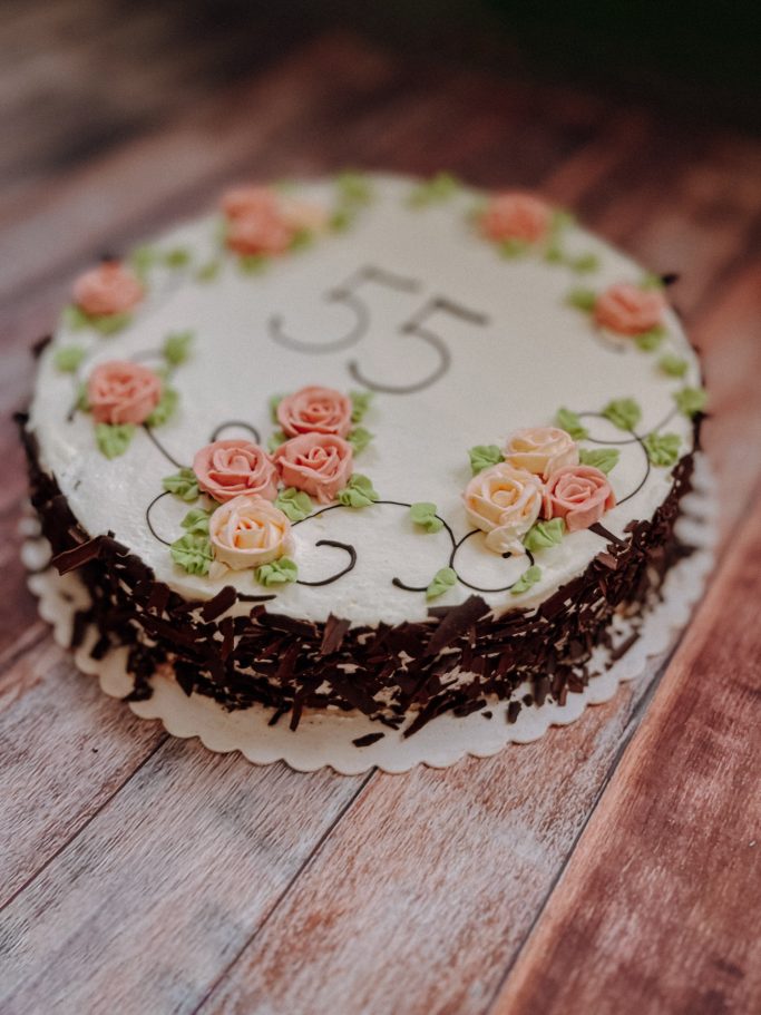 Torte mit geschmackvoller Dekoration aus Rosen und der Zahl 35.