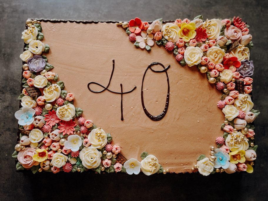 Schokoladenkuchen mit Blumenverzierungen und der Zahl 40.