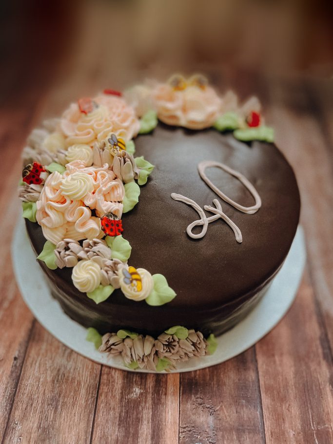 Schokoladenkuchen mit rosa Blumen und einer eleganten "40" Dekoration.